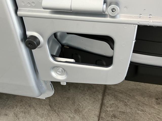 ハイゼットトラックスタンダード 4WD 5MT デフロック 届出済未使用車衝突被害軽減ブレーキ コーナーセンサー パートタイム4WD デフロック 5速マニュアルミッション車 AM/FMラジオ マニュアルレベリング オートライト 4枚リーフスプリング 荷台作業灯(滋賀県)の中古車