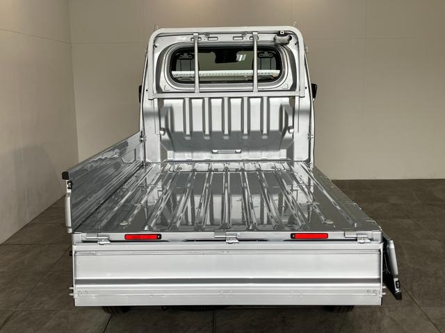 ハイゼットトラックスタンダード 4WD 5MT デフロック 届出済未使用車衝突被害軽減ブレーキ コーナーセンサー パートタイム4WD デフロック 5速マニュアルミッション車 AM/FMラジオ マニュアルレベリング オートライト 4枚リーフスプリング 荷台作業灯(滋賀県)の中古車