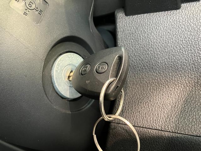 ハイゼットカーゴＤＸ　４ＷＤ　ＣＶＴ車　コーナーセンサー　キーレス　前席ＰＷ衝突被害軽減ブレーキ　スマアシ　パートタイム４ＷＤ　コーナーセンサー　前席パワーウインドウ　ＡＭ／ＦＭステレオ　両側スライドドア　オートライト　マニュアルレベリング　キーレスエントリー（滋賀県）の中古車
