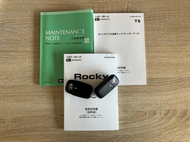 ロッキープレミアムＧ　ＨＥＶ　９型ナビ　パノラマカメラ　前後ドラレコ衝突被害軽減ブレーキ　コーナーセンサー　９型フルセグナビ　Ｂｌｕｅｔｏｏｔｈ　ＤＶＤ　ＵＳＢ　パノラマカメラ　ドラレコ　ＥＴＣ　前席シートヒーター　電動パーキング　ＬＥＤ　レーダークルーズコントロール（滋賀県）の中古車