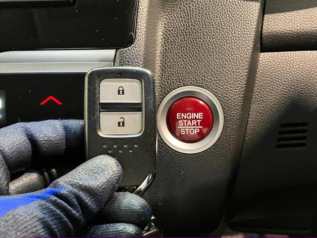 フィット１３Ｇ・Ｌパッケージ　ワンセグナビ　バックカメラ　車検整備付衝突被害軽減ブレーキ　ワンセグナビ　Ｂｌｕｅｔｏｏｔｈ　バックカメラ　ＥＴＣ　ＬＥＤ　オートライト　オートエアコン　電格ミラー　クルーズコントロール　スマートキー　タイヤ４本新品交換済み（滋賀県）の中古車
