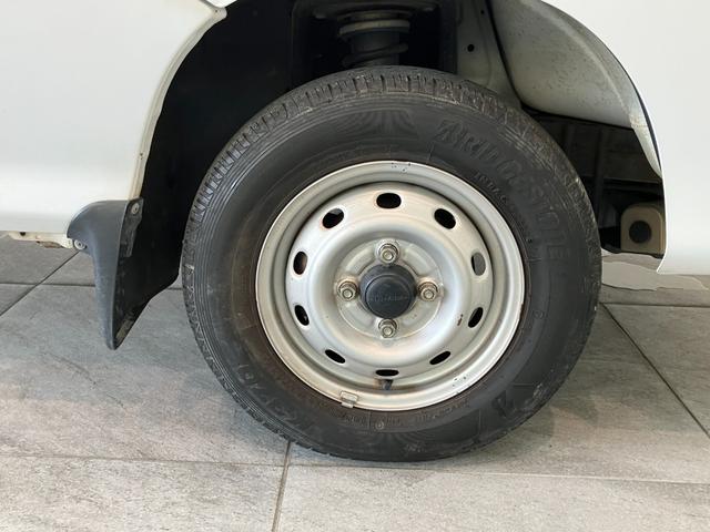 サンバートラックTB 4WD 5MT エアコン パワステ 車検整備付パートタイム4WD 5速マニュアルミッション車 AMラジオ マニュアルレベリング 荷台作業灯 エアコン パワステ(滋賀県)の中古車