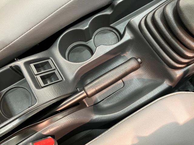 サンバートラックTB 4WD 5MT エアコン パワステ 車検整備付パートタイム4WD 5速マニュアルミッション車 AMラジオ マニュアルレベリング 荷台作業灯 エアコン パワステ(滋賀県)の中古車