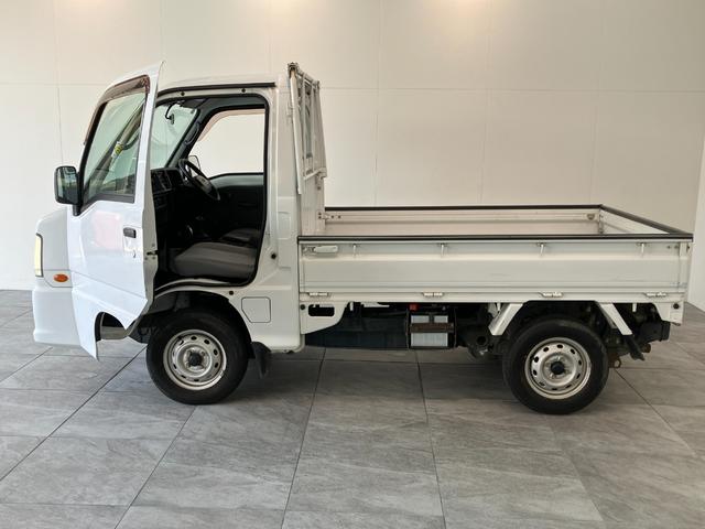 サンバートラックTB 4WD 5MT エアコン パワステ 車検整備付パートタイム4WD 5速マニュアルミッション車 AMラジオ マニュアルレベリング 荷台作業灯 エアコン パワステ(滋賀県)の中古車