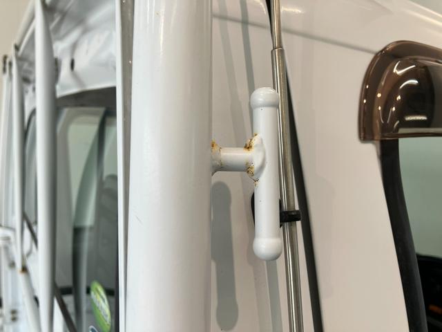 サンバートラックTB 4WD 5MT エアコン パワステ 車検整備付パートタイム4WD 5速マニュアルミッション車 AMラジオ マニュアルレベリング 荷台作業灯 エアコン パワステ(滋賀県)の中古車