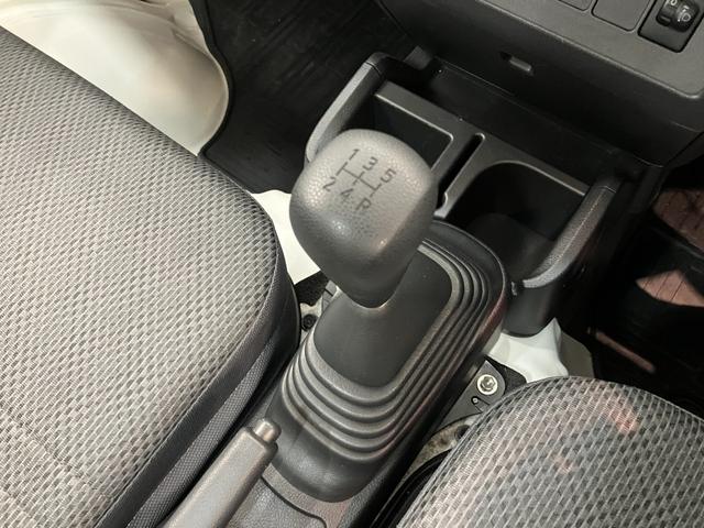 ハイゼットトラックスタンダード 4WD 5MT 走行1万8千キロ弱パートタイム4WD 5速マニュアル車 AM/FMラジオ パワステ マニュアルエアコン マニュアルレベリング 4枚リーフスプリング 荷台マット ゲートプロテクター バッテリーカバー(滋賀県)の中古車