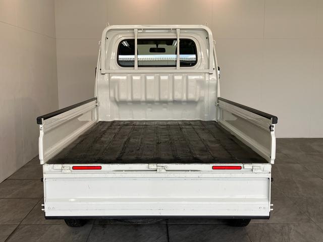 ハイゼットトラックスタンダード 4WD 5MT 走行1万8千キロ弱パートタイム4WD 5速マニュアル車 AM/FMラジオ パワステ マニュアルエアコン マニュアルレベリング 4枚リーフスプリング 荷台マット ゲートプロテクター バッテリーカバー(滋賀県)の中古車