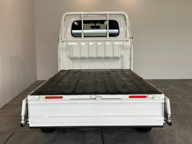 ハイゼットトラックスタンダード 4WD 5MT 走行1万8千キロ弱パートタイム4WD 5速マニュアル車 AM/FMラジオ パワステ マニュアルエアコン マニュアルレベリング 4枚リーフスプリング 荷台マット ゲートプロテクター バッテリーカバー(滋賀県)の中古車