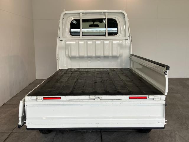 ハイゼットトラックスタンダード 4WD 5MT 走行1万8千キロ弱パートタイム4WD 5速マニュアル車 AM/FMラジオ パワステ マニュアルエアコン マニュアルレベリング 4枚リーフスプリング 荷台マット ゲートプロテクター バッテリーカバー(滋賀県)の中古車