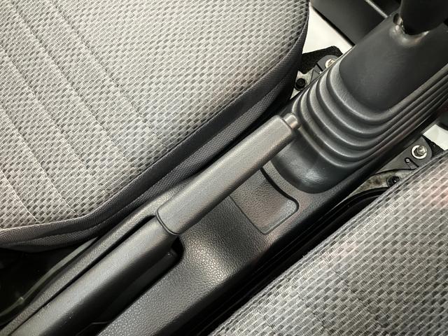 ハイゼットトラックスタンダード 4WD 5MT 走行1万8千キロ弱パートタイム4WD 5速マニュアル車 AM/FMラジオ パワステ マニュアルエアコン マニュアルレベリング 4枚リーフスプリング 荷台マット ゲートプロテクター バッテリーカバー(滋賀県)の中古車