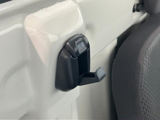 ハイゼットトラックスタンダード 4WD 5MT 走行1万8千キロ弱パートタイム4WD 5速マニュアル車 AM/FMラジオ パワステ マニュアルエアコン マニュアルレベリング 4枚リーフスプリング 荷台マット ゲートプロテクター バッテリーカバー(滋賀県)の中古車