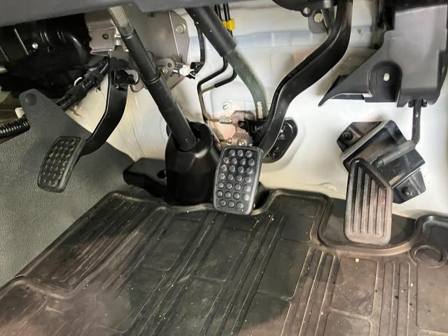 ハイゼットトラックスタンダード 4WD 5MT 走行1万8千キロ弱パートタイム4WD 5速マニュアル車 AM/FMラジオ パワステ マニュアルエアコン マニュアルレベリング 4枚リーフスプリング 荷台マット ゲートプロテクター バッテリーカバー(滋賀県)の中古車