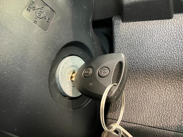 ハイゼットカーゴDX 4WD コーナーセンサー キーレス 前席P/W衝突被害軽減ブレーキ スマアシ パートタイム4WD コーナーセンサー 前席パワーウインドウ AM/FMステレオ 両側スライドドア オートライト マニュアルレベリング キーレスエントリー エコアイドル(滋賀県)の中古車