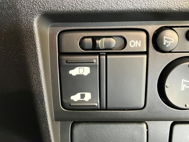 フリードスパイクＧ　ジャストセレクション　左側電動スライドドア　ＥＴＣ車載器左側電動スライドドア　ＥＴＣ　ＣＤチューナー　ＨＩＤ　オートライト　オートエアコン　電動格納式ドアミラー　キーレス　チルトステアリング　シートリフター　タイヤ４本新品交換済み（滋賀県）の中古車