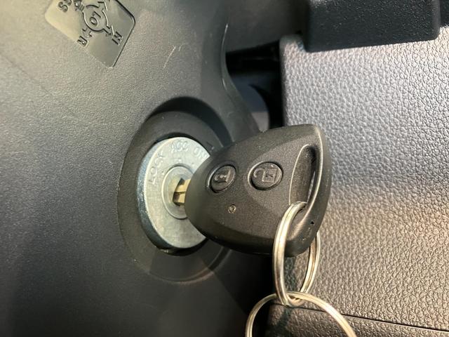 ハイゼットカーゴＤＸ　４ＷＤ　キーレス　前席パワーウインドウ衝突被害軽減ブレーキ　スマアシ　パートタイム４ＷＤ　コーナーセンサー　前席パワーウインドウ　ＡＭ／ＦＭステレオ　両側スライドドア　オートライト　マニュアルレベリング　キーレスエントリー（滋賀県）の中古車