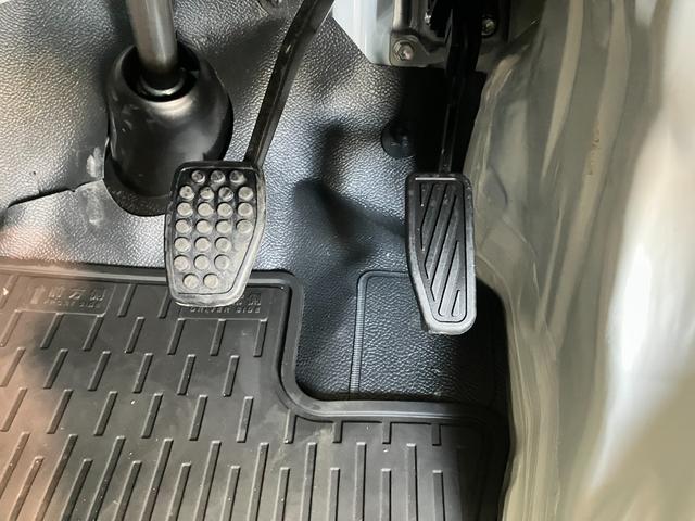 ハイゼットカーゴＤＸ　４ＷＤ　キーレス　前席パワーウインドウ衝突被害軽減ブレーキ　スマアシ　パートタイム４ＷＤ　コーナーセンサー　前席パワーウインドウ　ＡＭ／ＦＭステレオ　両側スライドドア　オートライト　マニュアルレベリング　キーレスエントリー（滋賀県）の中古車