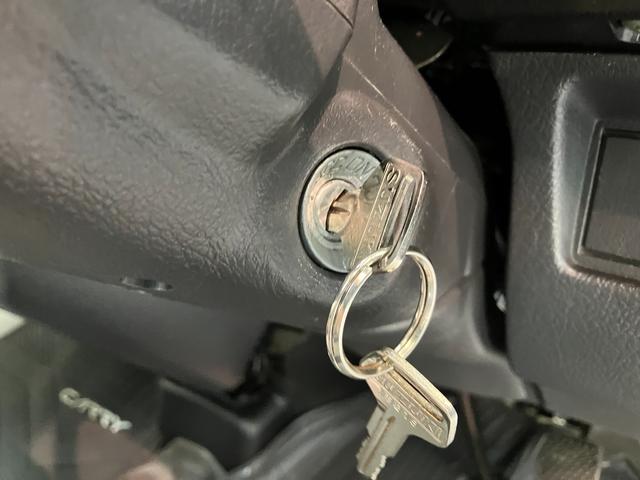 キャリイトラックＫＵ　４ＭＴ車　２ＷＤ　ＡＭラジオ　走行５千キロ弱４速マニュアルミッション　ＡＭラジオ　ゲートプロテクター　テールゲートチェーン　荷台マット（滋賀県）の中古車