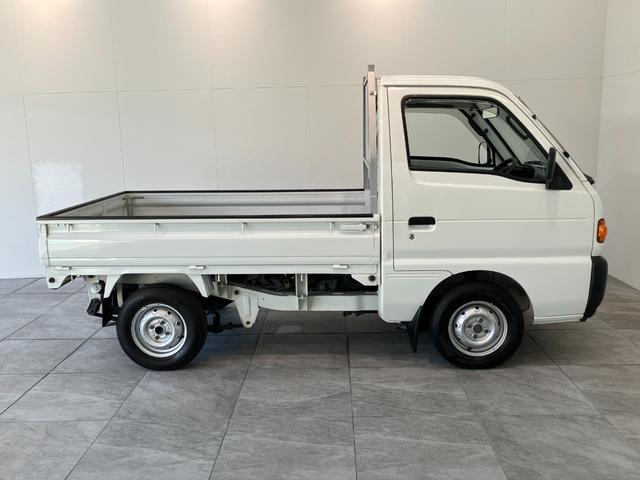 キャリイトラックＫＵ　４ＭＴ車　２ＷＤ　ＡＭラジオ　走行５千キロ弱４速マニュアルミッション　ＡＭラジオ　ゲートプロテクター　テールゲートチェーン　荷台マット（滋賀県）の中古車