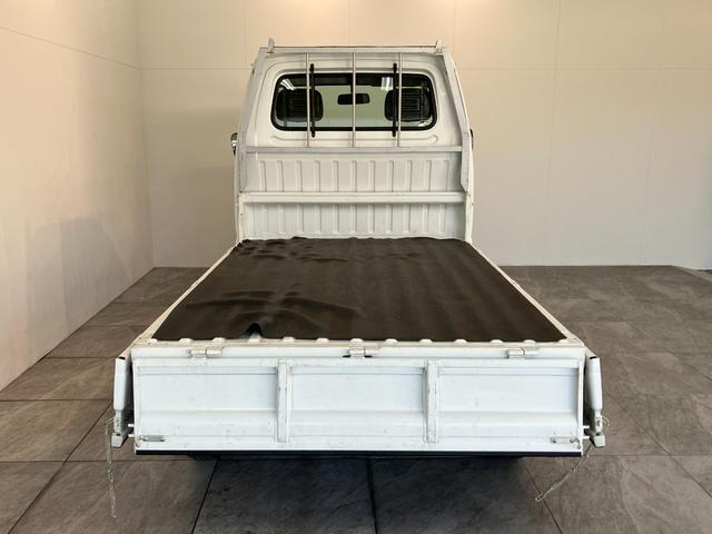 キャリイトラックＫＵ　４ＭＴ車　２ＷＤ　ＡＭラジオ　走行５千キロ弱４速マニュアルミッション　ＡＭラジオ　ゲートプロテクター　テールゲートチェーン　荷台マット（滋賀県）の中古車