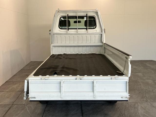 キャリイトラックＫＵ　４ＭＴ車　２ＷＤ　ＡＭラジオ　走行５千キロ弱４速マニュアルミッション　ＡＭラジオ　ゲートプロテクター　テールゲートチェーン　荷台マット（滋賀県）の中古車