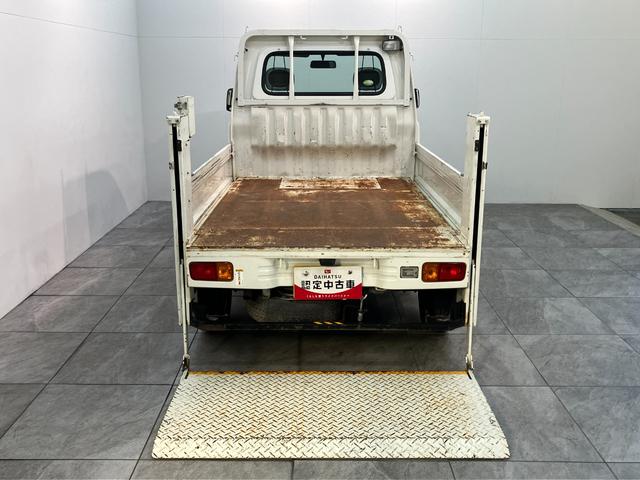 ハイゼットトラック垂直式テールリフト エアコン・パワステスペシャル 2WD5速マニュアルミッション車 エアコン パワステ AM/FMラジオ ETC 荷台作業灯 4枚リーフスプリング マニュアルレベリング 垂直式テールリフト車 タイヤ4本新品交換済み(滋賀県)の中古車