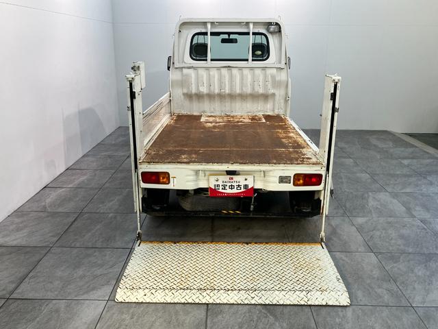 ハイゼットトラック垂直式テールリフト エアコン・パワステスペシャル 2WD5速マニュアルミッション車 エアコン パワステ AM/FMラジオ ETC 荷台作業灯 4枚リーフスプリング マニュアルレベリング 垂直式テールリフト車 タイヤ4本新品交換済み(滋賀県)の中古車