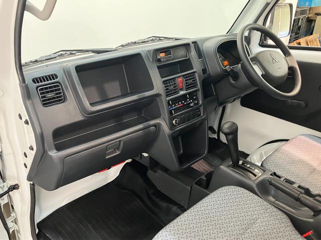 ミニキャブトラック 中古車 Ｍ　２ＷＤ　ＡＴ車　ＡＭ／ＦＭラジオ　エアコン　パワステＡＭ／ＦＭラジオ　エアコン　パワステ　マニュアルレベリング　エアバッグ　ＡＴ車　バッテリーカバー　荷台マット　ゲートプロテクター