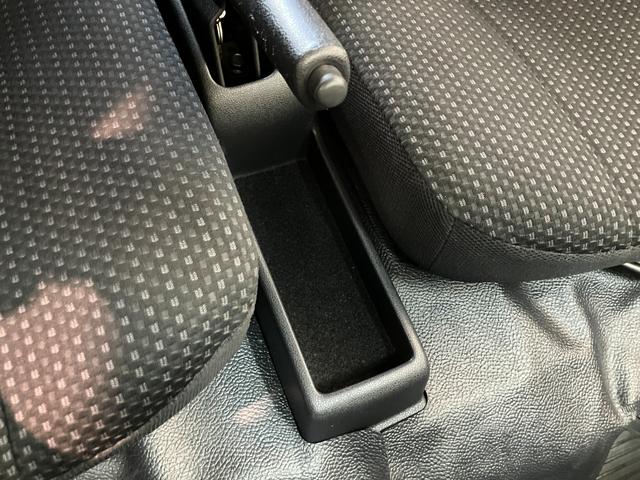 ハイゼットカーゴデラックスSA3 LED キーレス 2WD AT車 前席PW衝突被害軽減ブレーキ AM/FMステレオ 両側スライドドア キーレスエントリー 前席パワーウインドウ LEDヘッドライト オートライト マニュアルレベリング エコアイドル 2WD AT車(滋賀県)の中古車