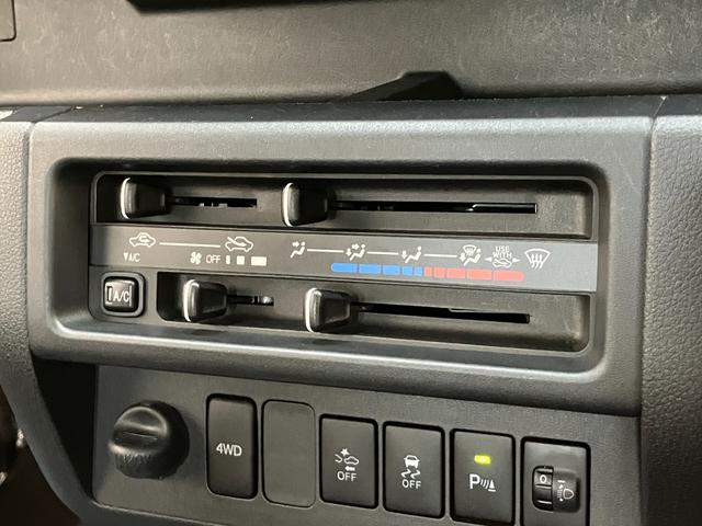 ハイゼットトラックスタンダード　４ＷＤ　５ＭＴ　キーレス　パワーウインドウ衝突被害軽減ブレーキ　リアコーナセンサー　ＣＤステレオ　ＬＥＤ　パワーウインドウ　マニュアルレベリング　キーレスエントリー　パートタイム４ＷＤ　５速マニュアルミッション車　タイヤ４本新品交換済み（滋賀県）の中古車