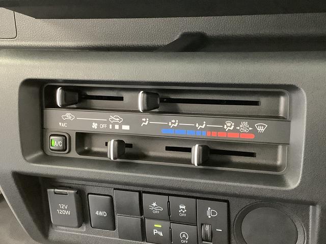 ハイゼットトラックスタンダード　４ＷＤ　５ＭＴ　前後コーナーセンサー　ラジオ走行無制限１年保証　前後コーナーセンサー　４ＷＤ　ＭＴ車　３方開　オートマチックハイビーム　アイドリングストップ　横滑り防止装置　オートライト　ヘッドライトレベライザー　アクセサリーソケット　ラジオ（兵庫県）の中古車