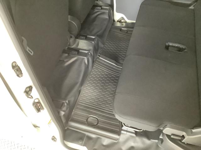 ハイゼットカーゴＤＸ　４ＷＤ　ＣＶＴ　コーナーセンサー　キーレスエントリー走行無制限１年保証　前後コーナーセンサー　４ＷＤ　ＣＶＴ車　オートマチックハイビーム　アイドリングストップ　キーレスエントリー　横滑り防止装置　オートライト　ヘッドライトレベライザー　夏タイヤ４本付き（兵庫県）の中古車