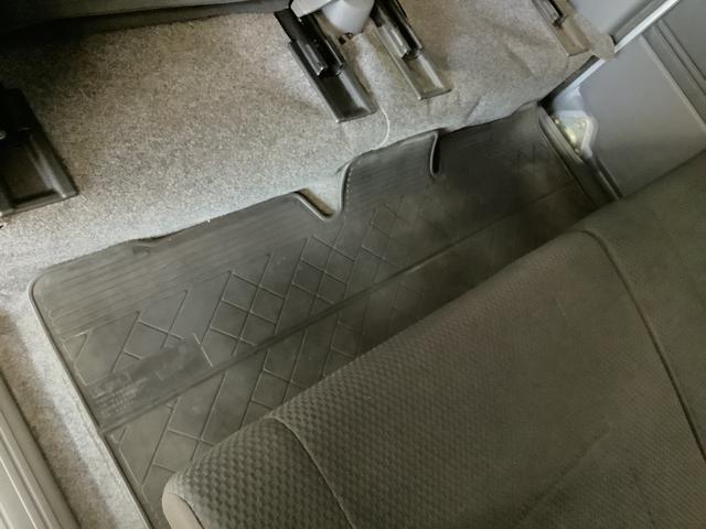 ハイゼットカーゴクルーズターボリミテッド　ＡＴ車　ＣＤオーディオ　キーレス走行無制限１年保証　ＡＴ　ＣＤオーディオ　キーレスエントリー　ドアバイザー　ヘッドライトレベライザー　電動格納ドアミラー　マニュアルエアコン　シガーソケット　両側スライドドア　１２インチアルミホイール（兵庫県）の中古車