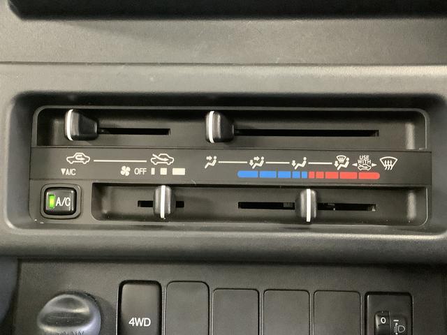 ハイゼットトラックスタンダード　４ＷＤ　ＡＴ車　３方開　ラジオ　エアコン走行無制限１年保証　４ＷＤ　ＡＴ　ラジオ　３方開　ヘッドライトレベライザー　アクセサリーソケット　マニュアルエアコン　スペアタイヤ　パッテリーカバー　インフォメーションディスプレイ　パワステ（兵庫県）の中古車