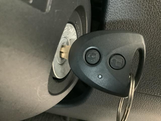 ハイゼットカーゴＤＸ　４ＷＤ　ＣＶＴ　前後コーナーセンサー　両側スライドドア走行無制限１年保証　前後コーナーセンサー　４ＷＤ　ＣＶＴ車　オートマチックハイビーム　アイドリングストップ　キーレスエントリー　横滑り防止装置　オートライト　ヘッドライトレベライザー　ラジオ（兵庫県）の中古車