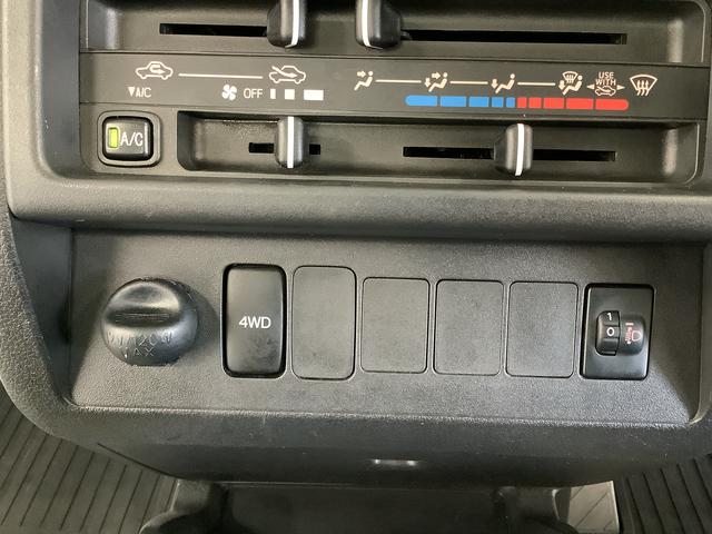 ハイゼットトラックスタンダード　４ＷＤ　ＡＴ車　３方開　エアコン　パワステ走行無制限１年保証　４ＷＤ　ＡＴ　３方開　ヘッドライトレベライザー　アクセサリーソケット　ラジオ　マニュアルエアコン　パワーステアリング　スペアタイヤ　バッテリーカバー（兵庫県）の中古車