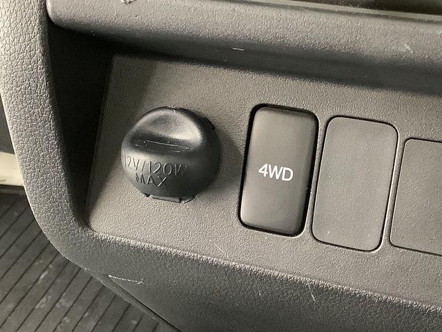 ハイゼットトラックスタンダード　４ＷＤ　ＡＴ車　３方開　ラジオ　エアコン走行無制限１年保証　４ＷＤ　ＡＴ　ラジオ　３方開　ヘッドライトレベライザー　アクセサリーソケット　マニュアルエアコン　スペアタイヤ　パッテリーカバー　インフォメーションディスプレイ　パワステ（兵庫県）の中古車