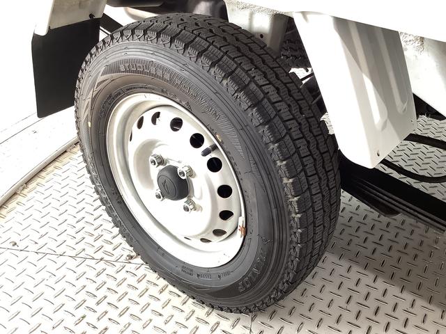 ハイゼットトラックスタンダード　４ＷＤ　ＡＴ車　３方開　ラジオ　エアコン走行無制限１年保証　４ＷＤ　ＡＴ　ラジオ　３方開　ヘッドライトレベライザー　アクセサリーソケット　マニュアルエアコン　スペアタイヤ　パッテリーカバー　インフォメーションディスプレイ　パワステ（兵庫県）の中古車