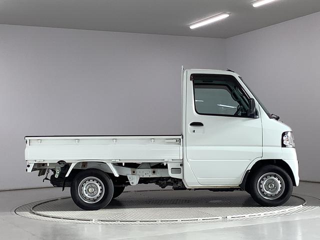 ミニキャブトラックＶＸ−ＳＥ　４ＷＤ　ＡＴ　荷台作業灯　ゲートプロテクター走行無制限１年保証　４ＷＤ　荷台作業灯　ＡＴ車　３方開　ゲートプロテクター　ドアバイザー　ヘッドライトレベライザー　マニュアルエアコン　シガーソケット　スペアタイヤ　ラジオ　パワーステアリング（兵庫県）の中古車