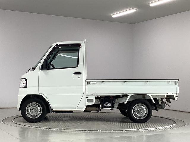 ミニキャブトラックＶＸ−ＳＥ　４ＷＤ　ＡＴ　荷台作業灯　ゲートプロテクター走行無制限１年保証　４ＷＤ　荷台作業灯　ＡＴ車　３方開　ゲートプロテクター　ドアバイザー　ヘッドライトレベライザー　マニュアルエアコン　シガーソケット　スペアタイヤ　ラジオ　パワーステアリング（兵庫県）の中古車