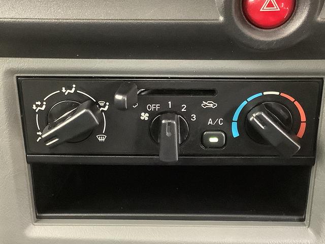 ミニキャブトラックＶＸ−ＳＥ　４ＷＤ　ＡＴ　荷台作業灯　ゲートプロテクター走行無制限１年保証　４ＷＤ　荷台作業灯　ＡＴ車　３方開　ゲートプロテクター　ドアバイザー　ヘッドライトレベライザー　マニュアルエアコン　シガーソケット　スペアタイヤ　ラジオ　パワーステアリング（兵庫県）の中古車