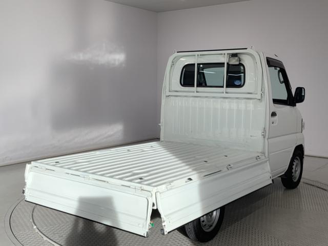 ミニキャブトラックＶＸ−ＳＥ　４ＷＤ　ＡＴ　荷台作業灯　ゲートプロテクター走行無制限１年保証　４ＷＤ　荷台作業灯　ＡＴ車　３方開　ゲートプロテクター　ドアバイザー　ヘッドライトレベライザー　マニュアルエアコン　シガーソケット　スペアタイヤ　ラジオ　パワーステアリング（兵庫県）の中古車