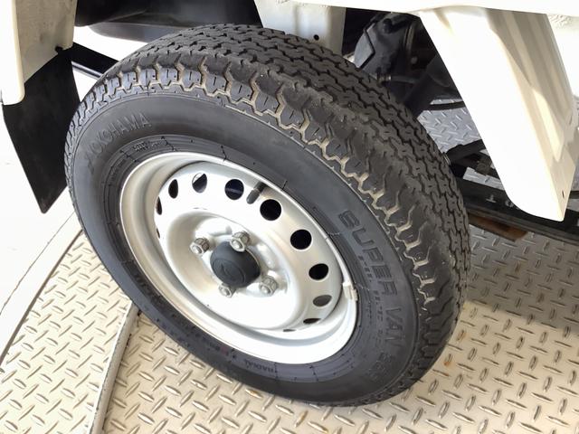 ハイゼットトラックハイルーフＳＡIIIｔ　５ＭＴ　３方開　横滑り防止装置走行無制限１年保証　ＭＴ車　ハイルーフ　３方開　横滑り防止装置　ヘッドライトレベライザー　アクセサリーソケット　マニュアルエアコン　ラジオ　スペアタイヤ　パッテリーカバー　オーバーヘッドコンソール（兵庫県）の中古車