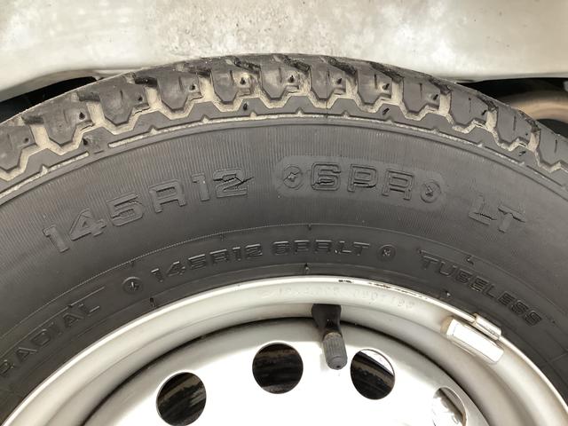 ハイゼットトラックハイルーフＳＡIIIｔ　５ＭＴ　３方開　横滑り防止装置走行無制限１年保証　ＭＴ車　ハイルーフ　３方開　横滑り防止装置　ヘッドライトレベライザー　アクセサリーソケット　マニュアルエアコン　ラジオ　スペアタイヤ　パッテリーカバー　オーバーヘッドコンソール（兵庫県）の中古車