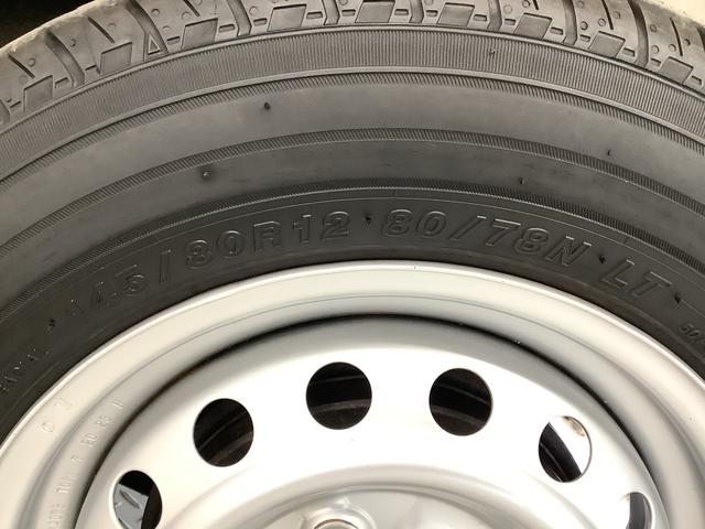 ハイゼットカーゴデッキバンＬ　４ＷＤ　ＭＴ　１オーナー　前後コーナーセンサー走行無制限１年保証　４ＷＤ　ワンオーナー　ＭＴ車　前後コーナーセンサー　オートマチックハイビーム　アイドリングストップ　横滑り防止装置　オートライト　ヘッドライトレベライザー　両側スライドドア（兵庫県）の中古車