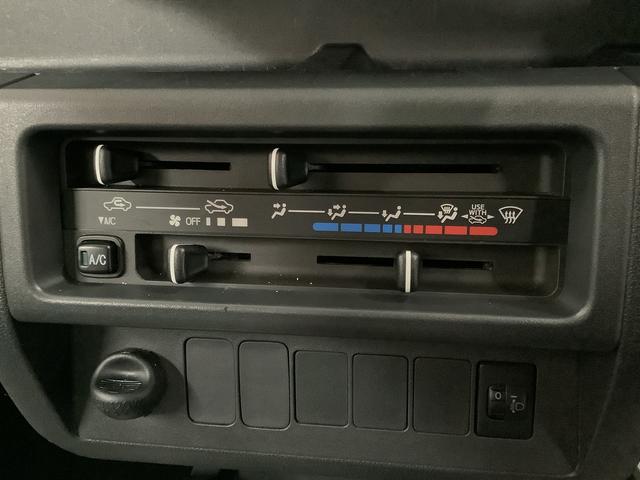 ハイゼットトラックスタンダード 5MT 3方開 ラジオ エアコン パワステ走行無制限1年保証 マニュアルエアコン MT車 3方開 ヘッドライトレベライザー ラジオ アクセサリーソケット スペアタイヤ インフォメーションディスプレイ パワーステアリング ショッピングフック(兵庫県)の中古車