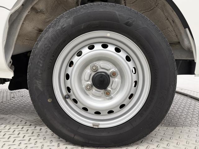 ハイゼットトラックスタンダード 5MT 3方開 ラジオ エアコン パワステ走行無制限1年保証 マニュアルエアコン MT車 3方開 ヘッドライトレベライザー ラジオ アクセサリーソケット スペアタイヤ インフォメーションディスプレイ パワーステアリング ショッピングフック(兵庫県)の中古車