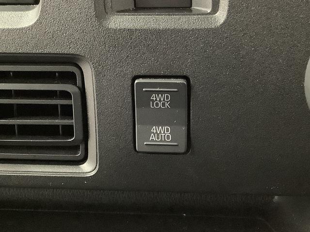 ハイゼットカーゴＤＸ　４ＷＤ　ＣＶＴ　ワンオーナー　前後コーナーセンサー走行無制限１年保証　４ＷＤ　ワンオーナー　ＣＶＴ車　前後コーナーセンサー　オートマチックハイビーム　アイドリングストップ　キーレスエントリー　横滑り防止装置　オートライト　ラジオ　両側スライドドア（兵庫県）の中古車