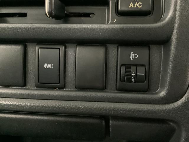 キャリイトラックＫＣエアコン・パワステ　４ＷＤ　５ＭＴ　ワンオーナー　３方開走行無制限１年保証　４ＷＤ　ワンオーナー　ＭＴ車　３方開　ゲートプロテクター　ドアバイザー　ヘッドライトレベライザー　ラジオ　シガーソケット　マニュアルエアコン　スペアタイヤ　バッテリーカバー（兵庫県）の中古車