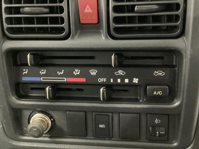 キャリイトラックＫＣエアコン・パワステ　４ＷＤ　５ＭＴ　ワンオーナー　３方開走行無制限１年保証　４ＷＤ　ワンオーナー　ＭＴ車　３方開　ゲートプロテクター　ドアバイザー　ヘッドライトレベライザー　ラジオ　シガーソケット　マニュアルエアコン　スペアタイヤ　バッテリーカバー（兵庫県）の中古車