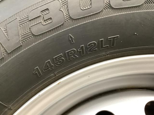 キャリイトラックＫＣエアコン・パワステ　４ＷＤ　５ＭＴ　ワンオーナー　３方開走行無制限１年保証　４ＷＤ　ワンオーナー　ＭＴ車　３方開　ゲートプロテクター　ドアバイザー　ヘッドライトレベライザー　ラジオ　シガーソケット　マニュアルエアコン　スペアタイヤ　バッテリーカバー（兵庫県）の中古車